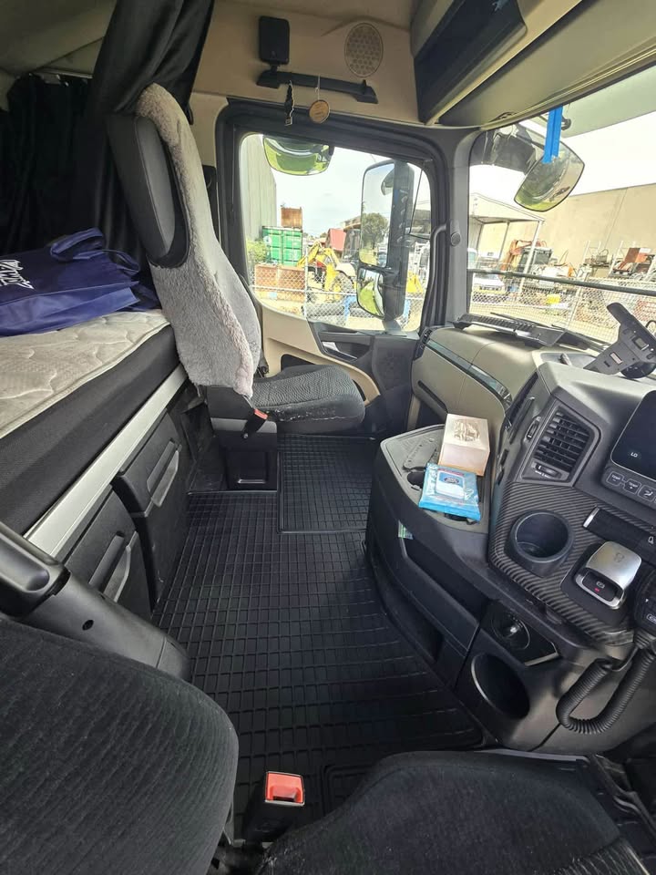 Mercedes Actros day cab floor mats 2D